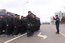 广西柳州特警开展新年首次冬季越野拉练  提升综合作战能力图片