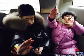 杨阳洋与妹妹伊娃眯着眼睛学功夫熊猫招式 兄妹俩超可爱！图片