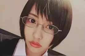 佐野雏子大变身 短发配眼镜迷倒粉丝图片