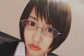 佐野雏子大变身 短发配眼镜迷倒粉丝图片