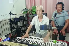 年过七旬大爷玩乐器嗨唱直播间，如此年轻心态估计很多人自愧不如视频封面