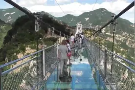 北京天云山三百米高空的玻璃桥！让您真正体验云中漫步的刺激！视频封面