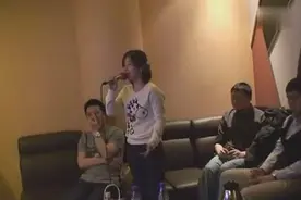 实力派美女聚会上深情献唱《爱笑的眼睛》动听 大家都听得陶醉了视频封面