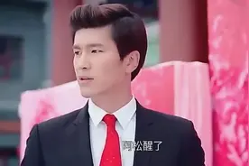 婚礼现场，新郎竟亲手给自己的新娘戴上了手铐，新娘泪奔！视频封面