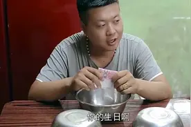 男友为女孩准备生日礼物，女孩放弃五百块，结果男友给了更大惊喜视频封面