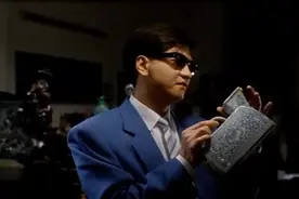 康泰对着古董尿壶撒泡尿，没想到尿壶里爬出只红衣黑心鬼视频封面