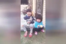 妈妈在录相，妹妹突然放屁，姐姐笑她，小家伙不示弱居然这样反击图片