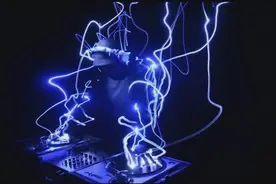 医生说以后不能再抖腿了：晚上不宜打开的电音！