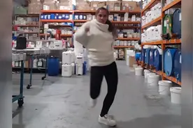 妹子上班时间跳舞意外走红网络，这下恐怕要丢工作了！图片