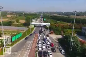 国庆长假第三天 航拍西安到兵马俑景区通行有多慢视频封面
