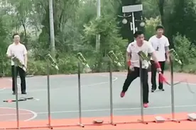 一分钟用鞭子开最多的啤酒瓶（18个），来自中国的纪录保持者@神鞭王传飞  #吉尼斯世界纪录视频封面