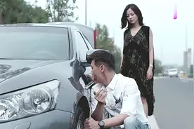 男子故意把脸弄脏，让美女帮忙擦脸，真是撩妹技能满分视频封面