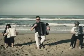 西班牙神曲《Despacito》手风琴演奏视频封面