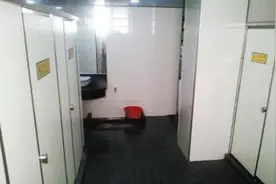 女生上公厕被隔板下伸出手捏臀部图片