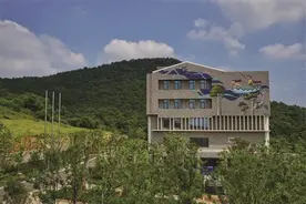 俄罗斯艺术家为儿童福利院孩子打造童话世界图片