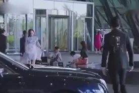 灰姑娘的脚受伤还穿高跟鞋，霸道总裁心疼为其换上平底鞋，好宠溺视频封面