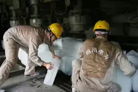 成都持续高温橙色预警 变电站使用冰块降温图片