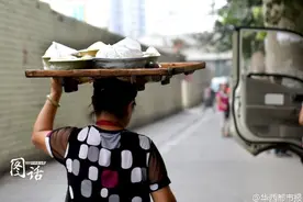 高手在民间！“送饭工”头顶数十斤饭菜穿梭自如 一碗饭挣5角图片