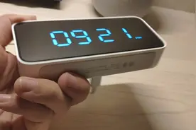 小米8青春版发布会伴手礼，这个智能闹钟，确实是小巧精致