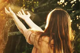 爱到分离仍是爱，或许我们都不懂得珍惜，注定我们终究分道扬镳图片