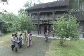 孕妇在屋内生产，没想到屋顶九条金龙盘旋，众人看呆！视频封面