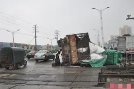 男子在一秒钟成功躲过侧翻大货车 警方疑似千斤顶发生故障图片