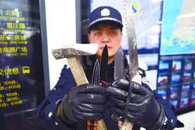 手铐子弹坐地铁啥都敢带 磨合期后吃东西真罚图片