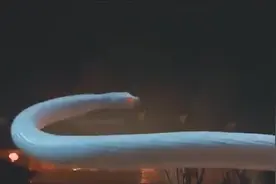 修炼千年白蛇终于化成人形，洗澡时，不料被穿越男看到了尾巴视频封面