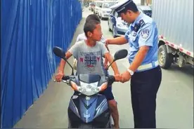惊险一幕：12岁哥哥骑摩托车带着8岁弟弟去兜风图片