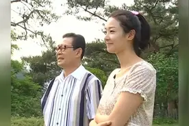 雅丽搬回娘家很兴奋、跟爸爸聊天：至少要生三个孩子、要有男有女视频封面