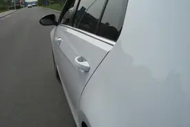 大众高尔夫提车作业，后面的夜间照片很美图片