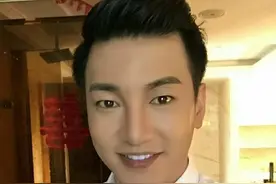 《巴啦啦小魔仙》里的游乐王子，现在长这样！图片