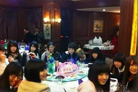 搞笑gif：富二代结婚，前女友居然这么多！图片