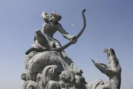 一条巨蛇，长180多米，头部蓝色，身体黑色图片