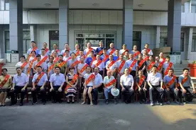 会见阜阳好人时，于勇书记和一名小学生拉钩约定！图片