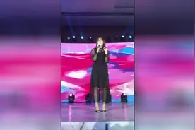 莉哥参加央视和其他活动无美颜路人视角，网友：就这样我也能上视频封面