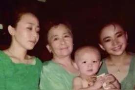 宋丹丹紧握妈妈的手 陪伴慈母到临终图片