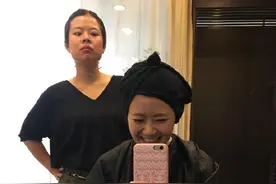 “网瘾少年”爱酱福原爱直播剪头发，理发师一脸嫌弃，奖牌随身带图片