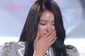 韩女星台上激动哭泣拧鼻子，鼻子当场变形，这就尴尬了图片