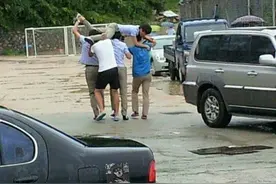 女生避雨VS男生避雨，男生之间这样纯真的友情令人感动图片