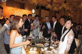 曾想轻生的《古惑仔》乌鸦张耀扬重生，进军赌场女友曝光图片