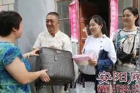 市妇联联合多部门开展资助贫困女大学生活动图片