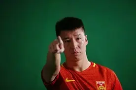 国足众将新球衣出镜！于大宝秀腹肌郜林严肃！图片