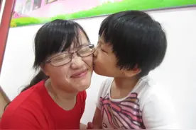 出彩90后| 大学生志愿者5年如一日关爱“星星的孩子”图片