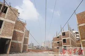 南宁一新建楼接近高压线 埋藏安全隐患图片