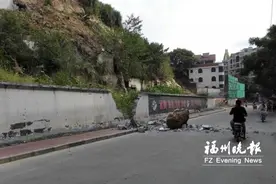 山上施工滚巨石砸垮路旁围墙　所幸没有伤及路人图片