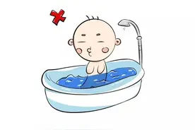 当宝宝在浴缸里，麻麻们又喜欢又担心图片