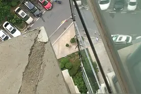 阳台玻璃脱落！砸“伤”几辆车 还砸毁了低层住户玻璃图片