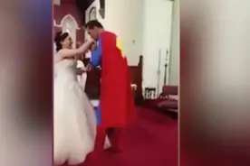 国外婚礼现场惊喜一幕 伴郎忘记带戒指竟是“超人”来救场