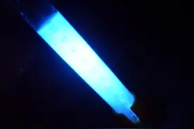 利用一个简单的化学反应，在家里也能制作出演唱会上的荧光棒图片
